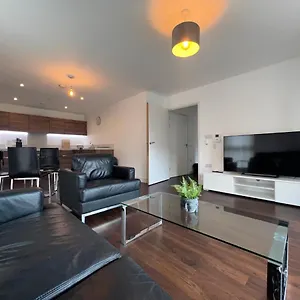 Modern 2br 2ba Wparking Sleeps 6 Comfortably Apartment London